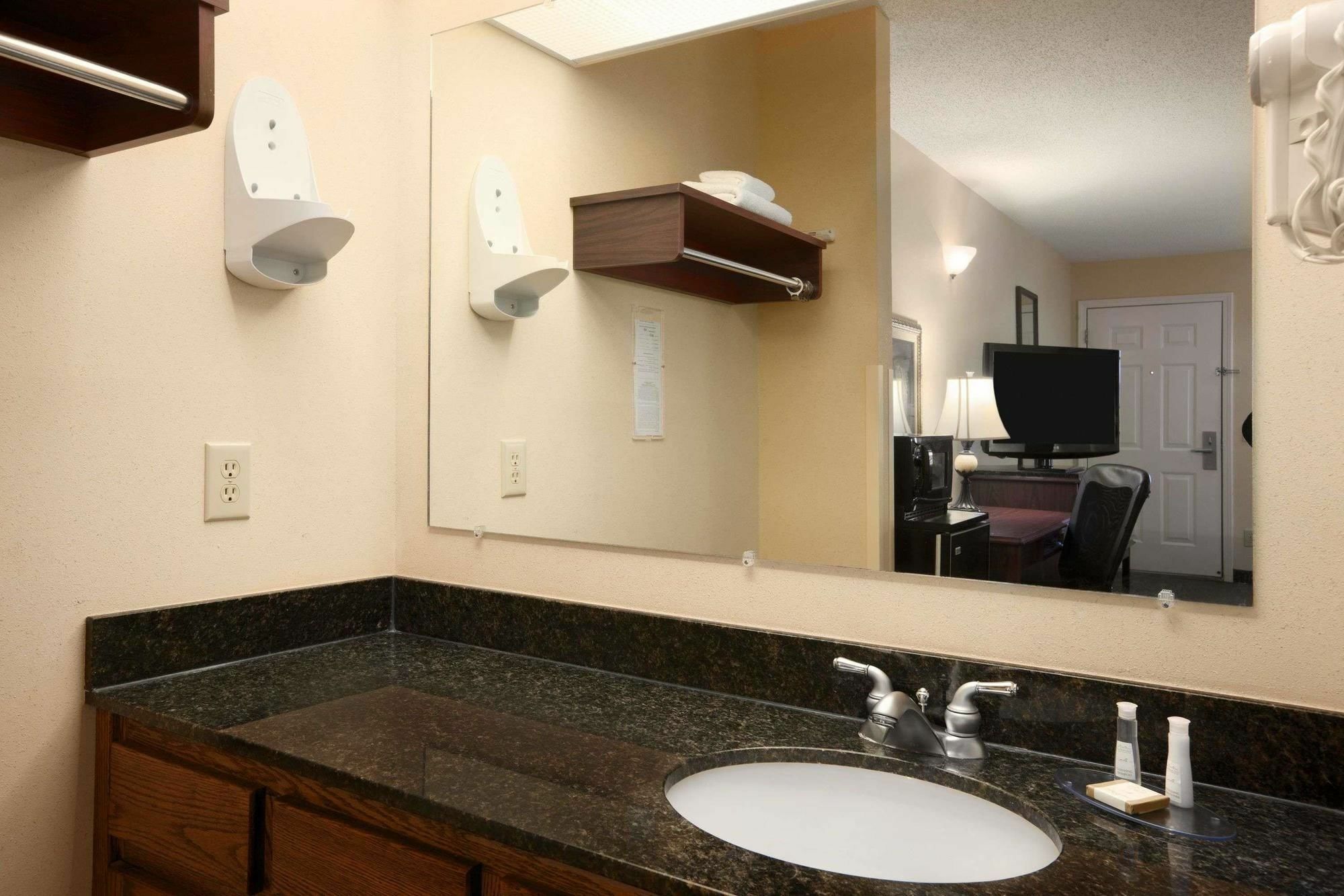 Baymont By Wyndham Gaffney Hotel Room photo
